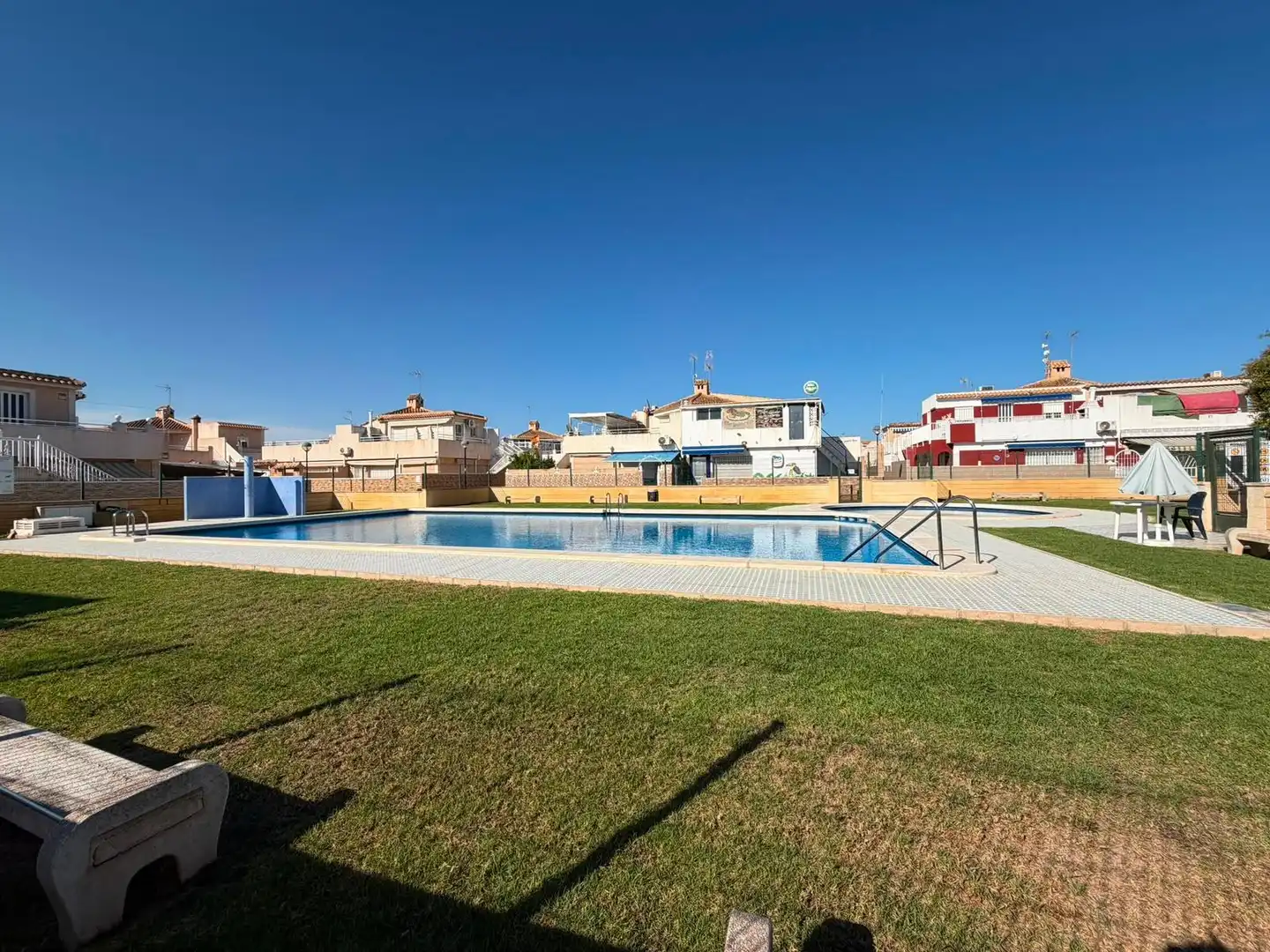 Piscina de Dúplex en venda en Torrevieja amb Aire condicionat, Terrassa i Traster
