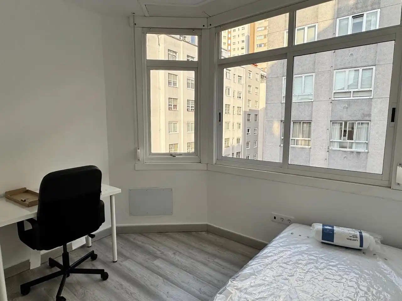 Schlafzimmer von Wohnung zur Miete in A Coruña Capital  mit Heizung, Abstellraum und Möbliert