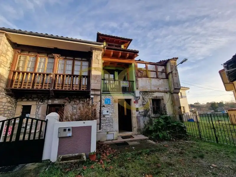 Vista exterior de Casa adosada en venda en Llanes amb Calefacció, Jardí privat i Terrassa