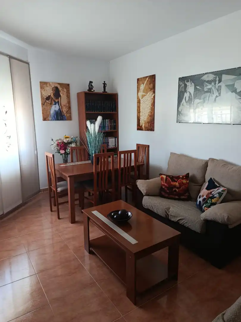 Sala d'estar de Casa adosada en venda en Mota del Cuervo amb Calefacció, Terrassa i Moblat