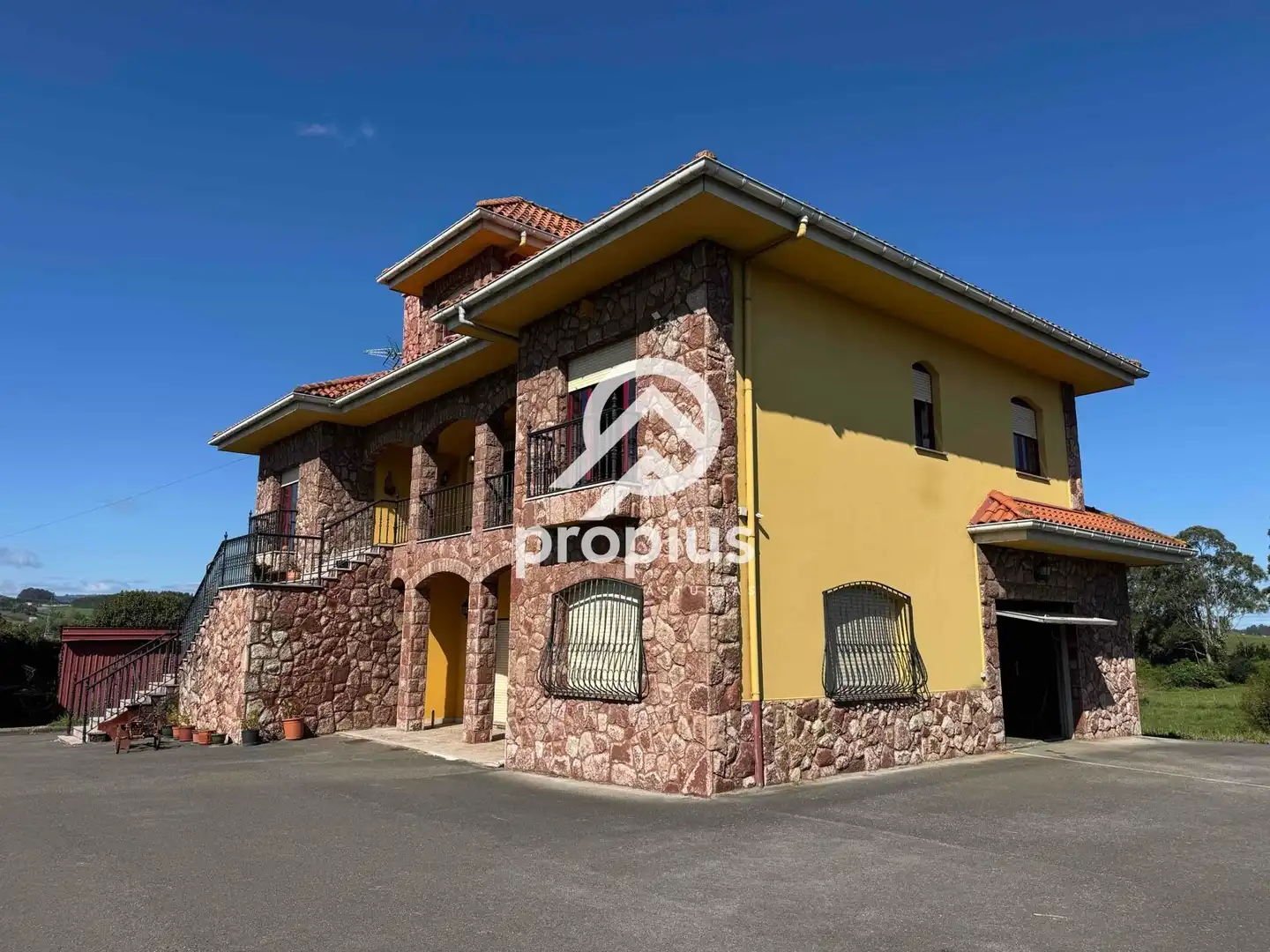 Vista exterior de Casa o chalet en venta en Avilés con Calefacción, Jardín privado y Parquet