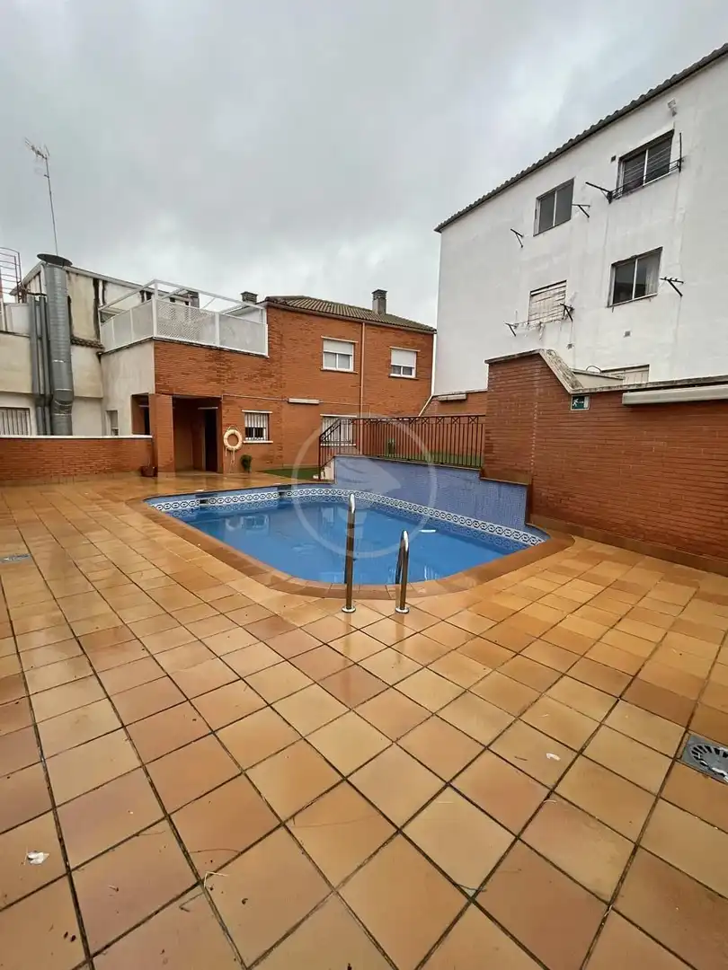 Schwimmbecken von Maisonette zum Verkauf in Linares mit Klimaanlage