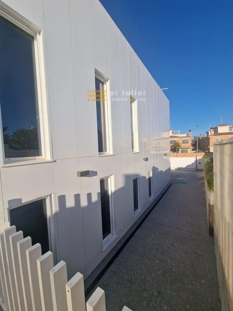 Vista exterior de Casa o xalet en venda en Carbajosa de la Sagrada amb Calefacció, Terrassa i Piscina