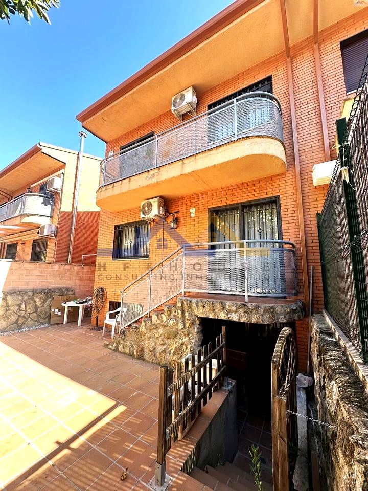 Exterior view of Single-family semi-detached for sale in Seseña  with Air Conditioner, Heating and Storage room