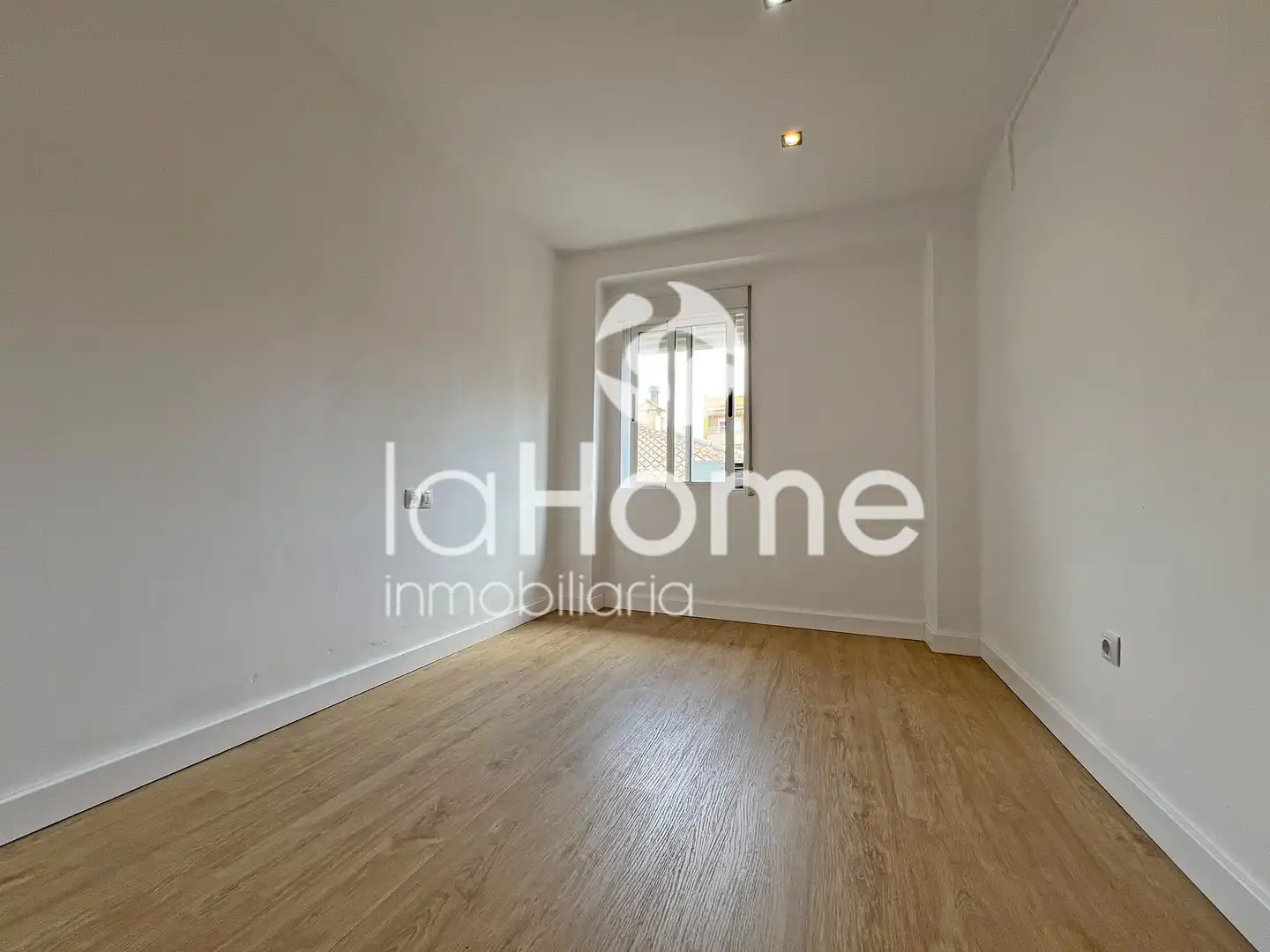 Bedroom of Flat for sale in Paterna  with Air Conditioner, Parquet flooring and Terrace