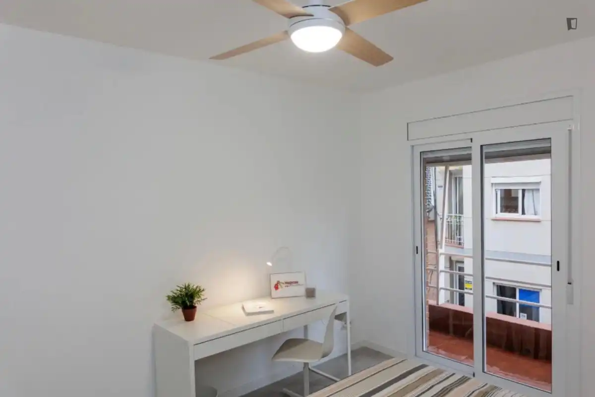 Habitación de Apartamento para compartir en L'Hospitalet de Llobregat con Amueblado, Horno y Lavadora