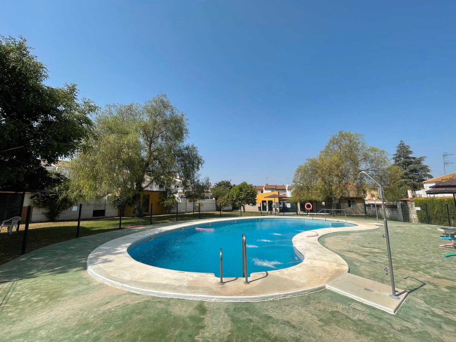 Piscina de Casa adosada en venda en Villanueva del Ariscal amb Aire condicionat i Piscina comunitària