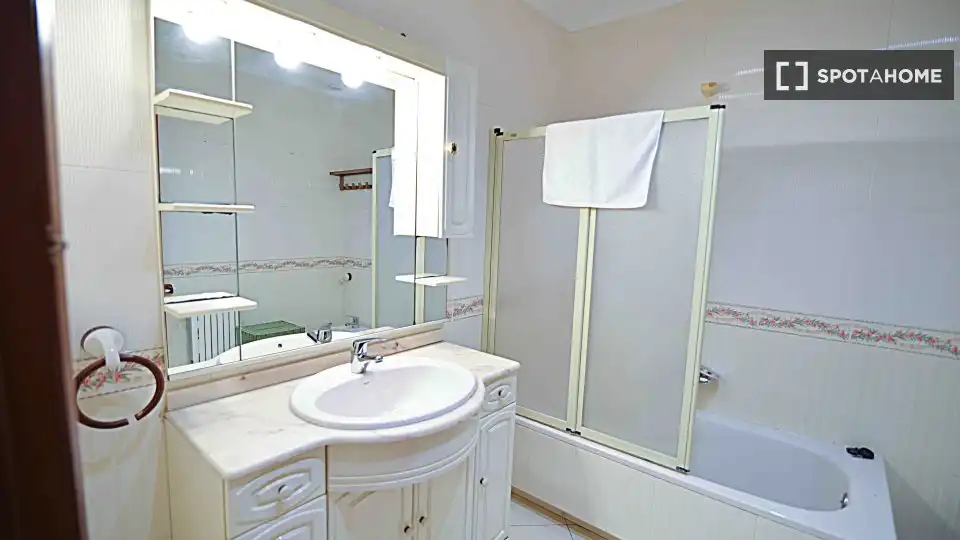 Baño de Piso para compartir en Santander con Aire acondicionado, Calefacción y Amueblado