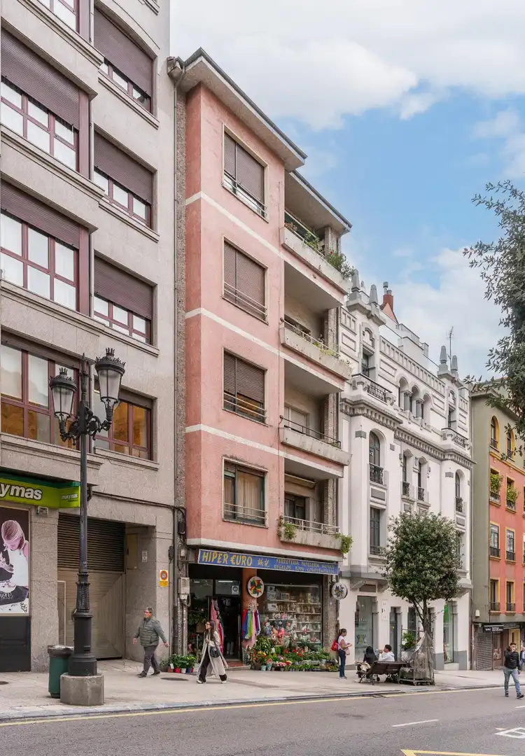 Vista exterior de Pis en venda en Oviedo  amb Terrassa i Balcó