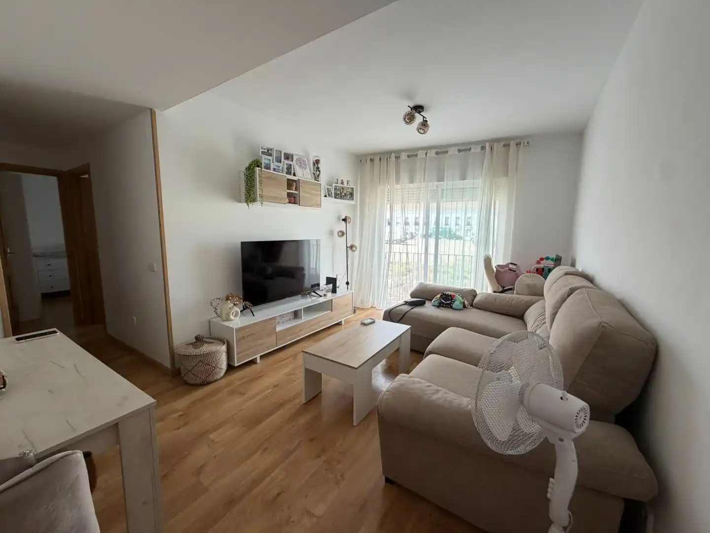 Sala de estar de Piso en venta en Ontígola con Calefacción, Trastero y Piscina comunitaria