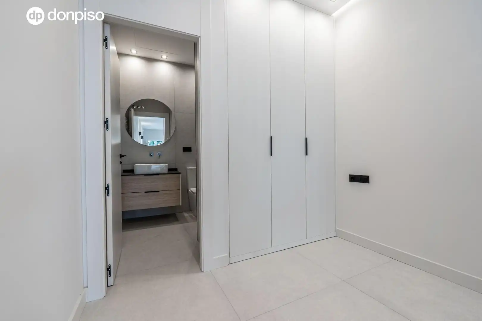 Badezimmer von Loft zum Verkauf in Granada mit Klimaanlage und Heizung