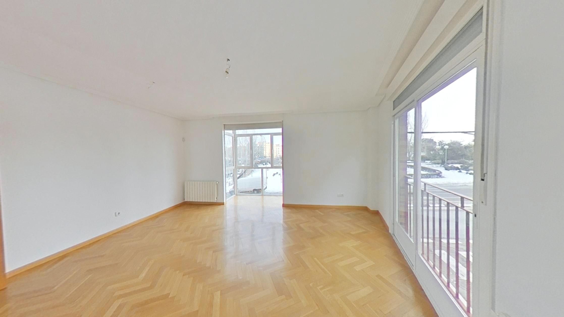 Living room of Flat for sale in  Madrid Capital  with Heating, Terrace and Storage room
