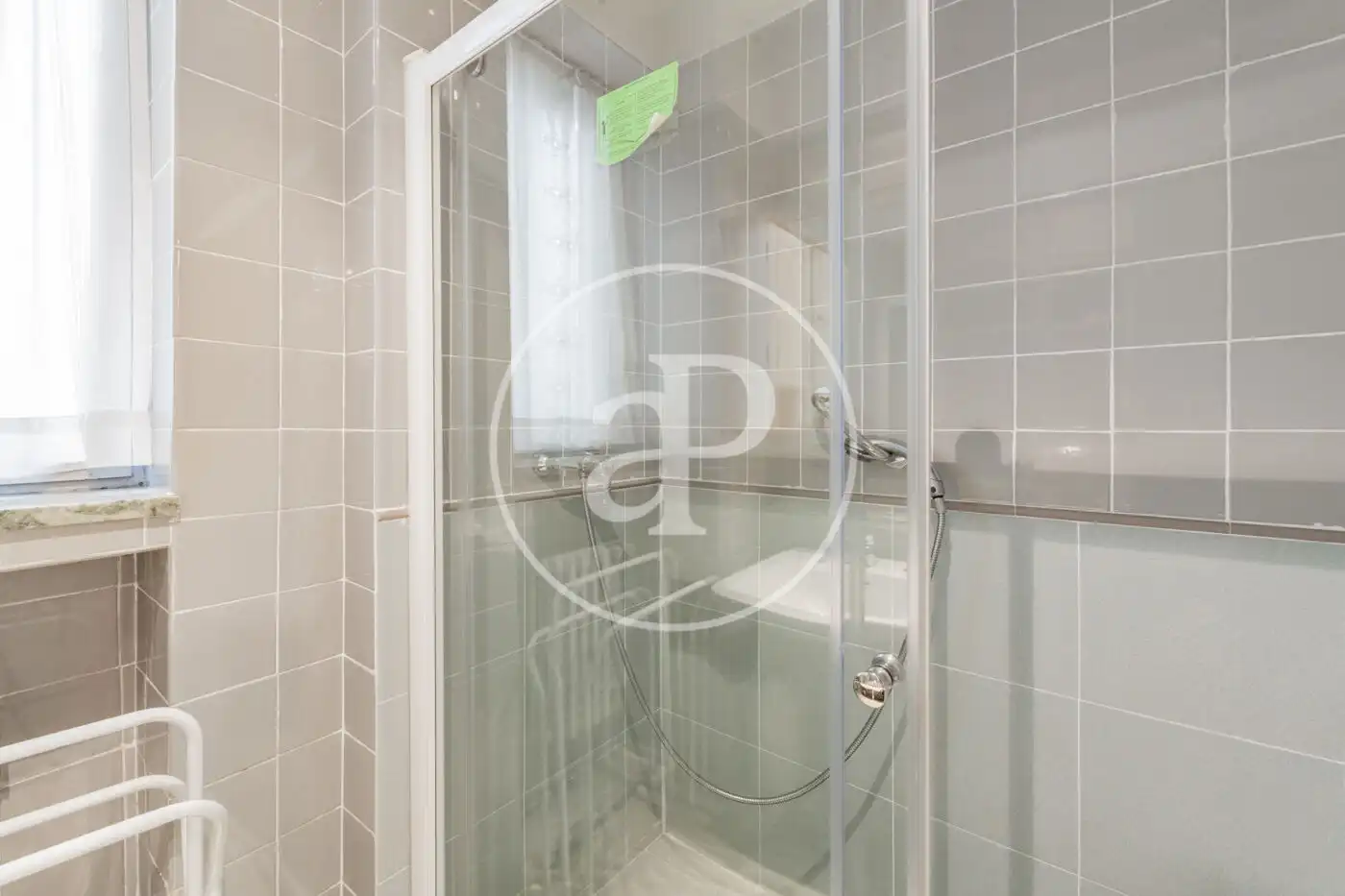 Baño de Piso en venta en Madrid con Calefacción, Jardín privado y Terraza