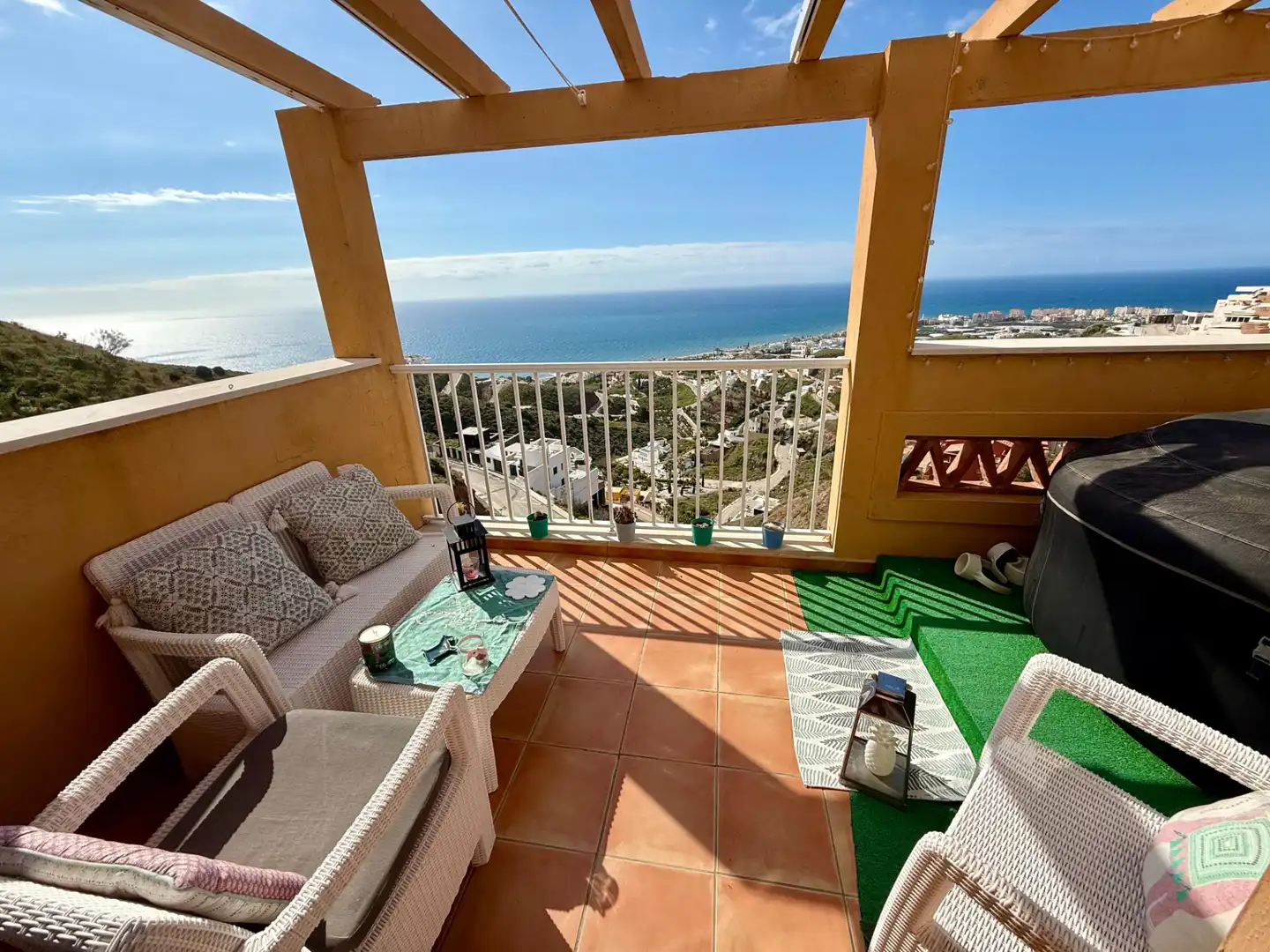 Terrasse von Einfamilien-Reihenhaus zum Verkauf in Torrox mit Klimaanlage, Heizung und Privatgarten