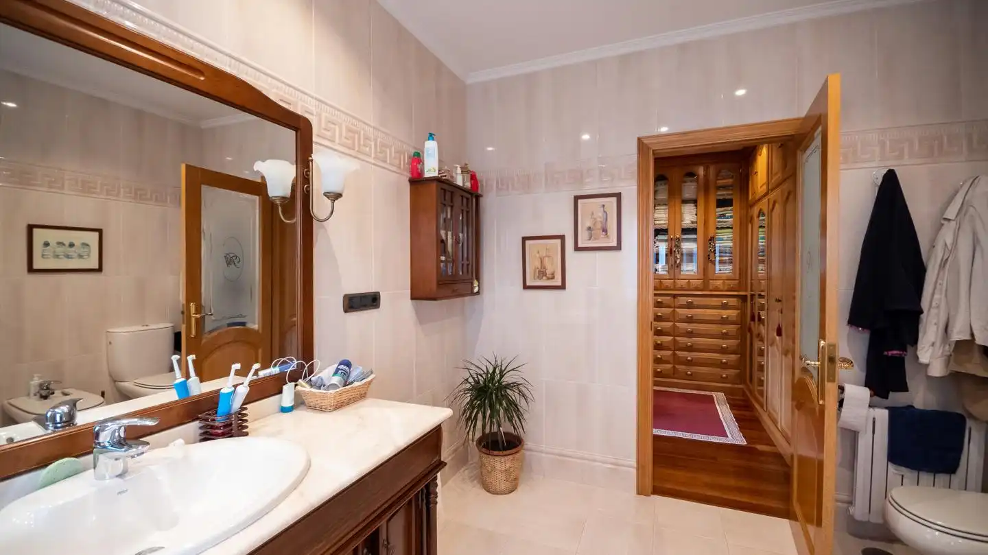 Bany de Casa o xalet en venda en Culleredo amb Jardí privat, Terrassa i Traster