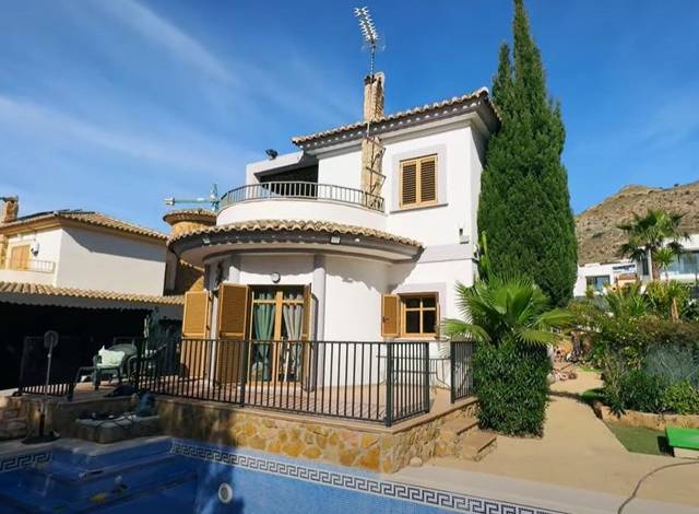 Casa-chalet en Venta en Golf Bahía