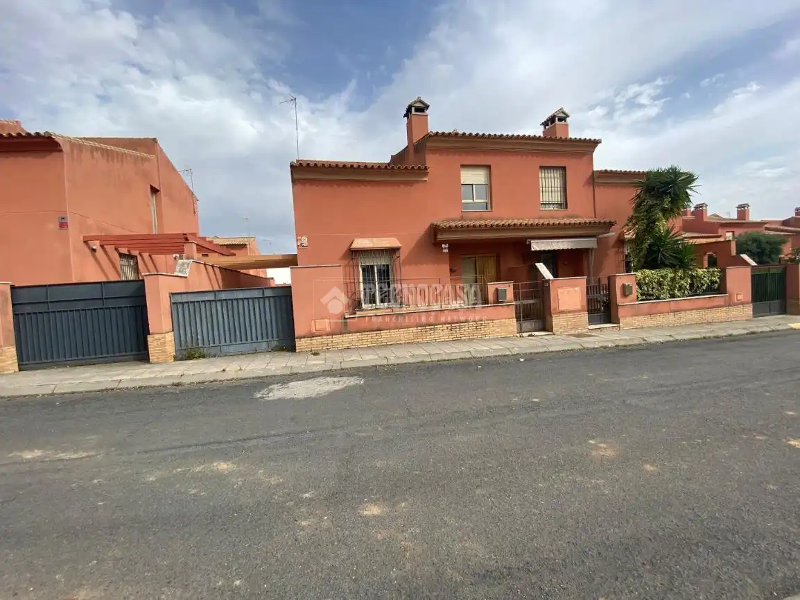 Vista exterior de Piso en venta en Sanlúcar la Mayor con Aire acondicionado y Amueblado