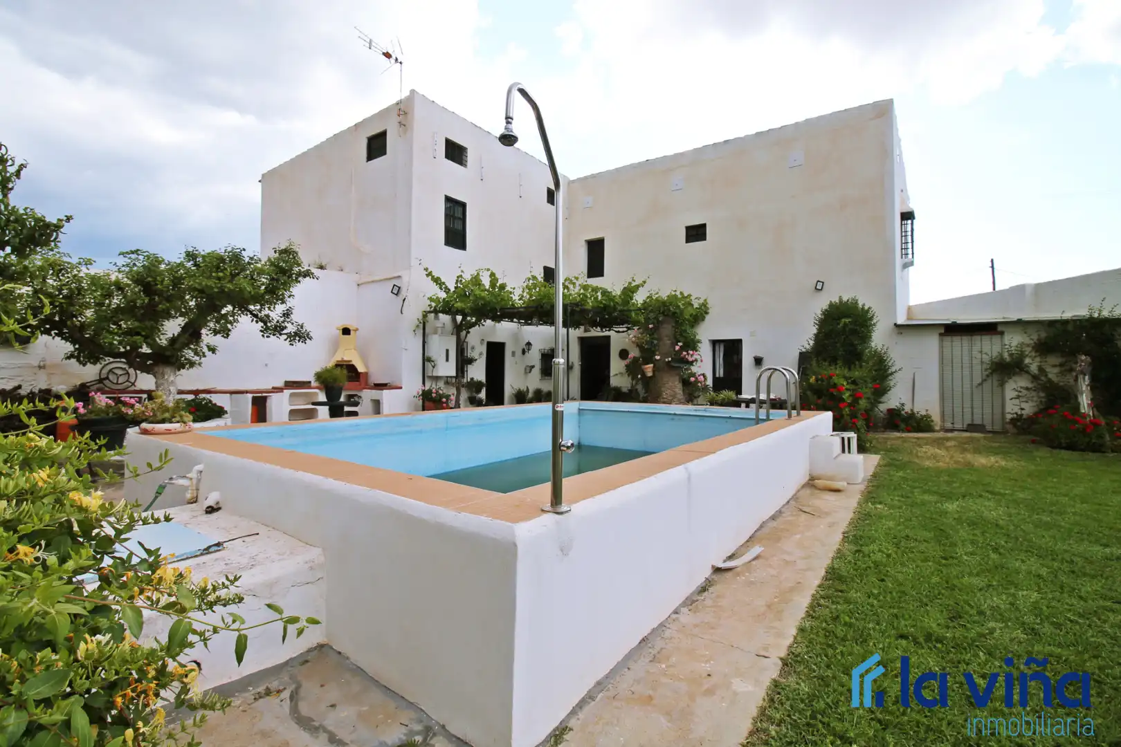 Casa rústica con piscina en venta en Mollina