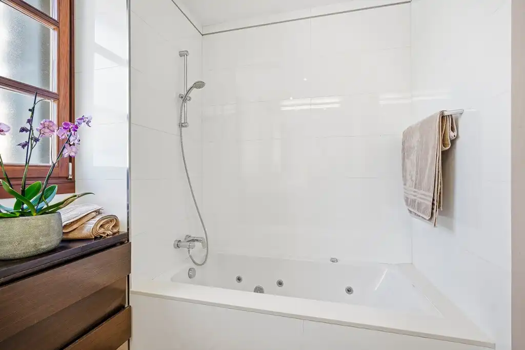 Badezimmer von Erdgeschoss zum Verkauf in  Palma de Mallorca mit Klimaanlage, Heizung und Parkett