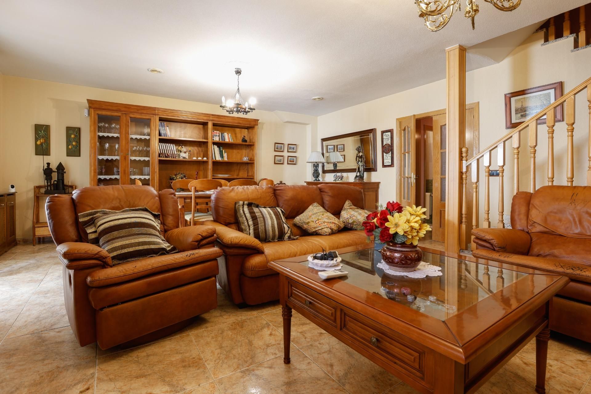 Sala de estar de Casa adosada en venta en Valdemoro con Aire acondicionado, Calefacción y Jardín privado