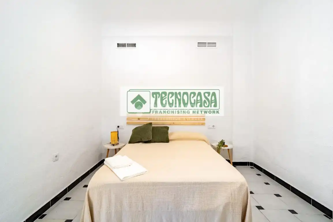 Bedroom of Flat for sale in Granada  with Air Conditioner, Heating and Terrace