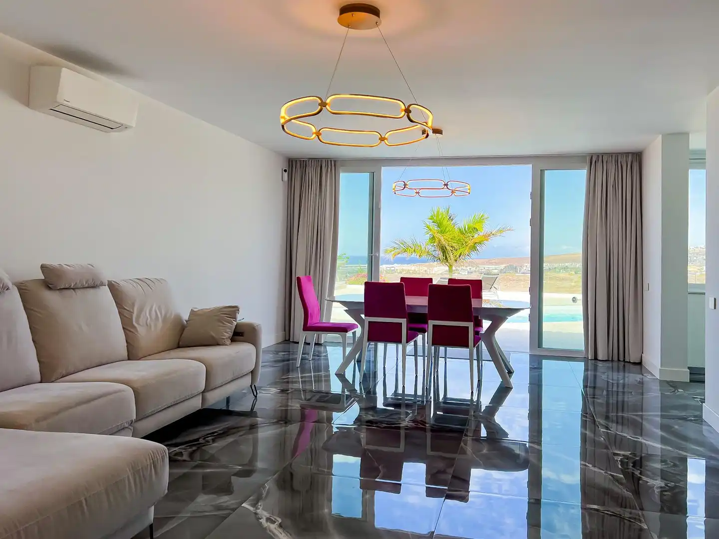 Sala d'estar de Casa o xalet en venda en Adeje amb Aire condicionat, Jardí privat i Traster
