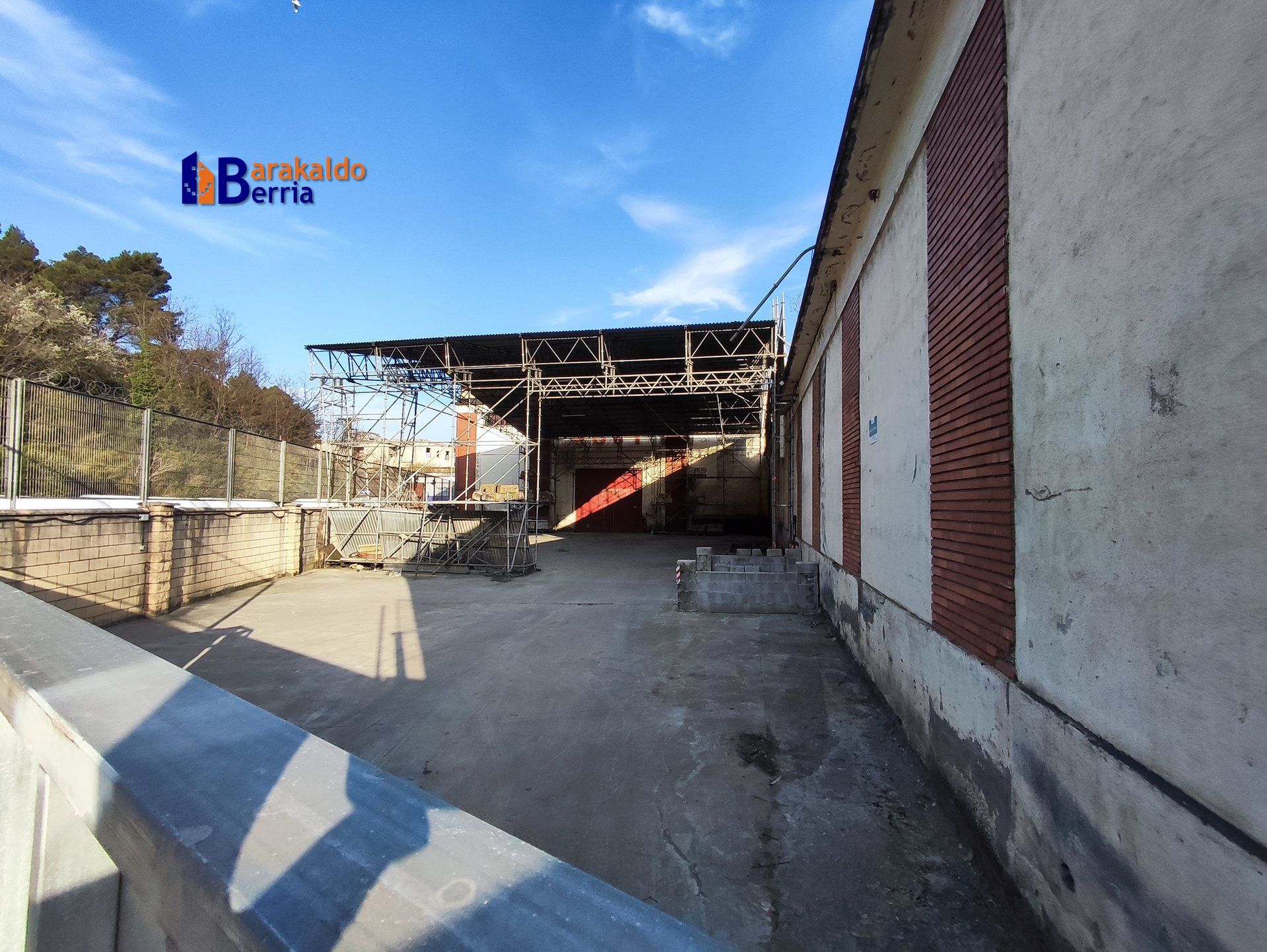 Außenansicht von Fabrikhallen zur Miete in Valle de Trápaga-Trapagaran