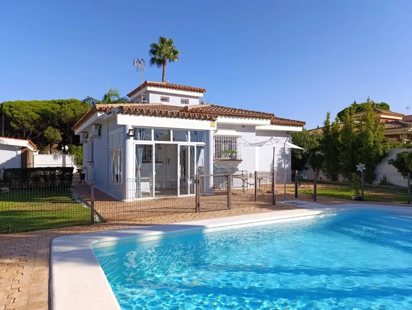 Vista exterior de Casa o xalet en venda en Chiclana de la Frontera amb Aire condicionat, Jardí privat i Traster