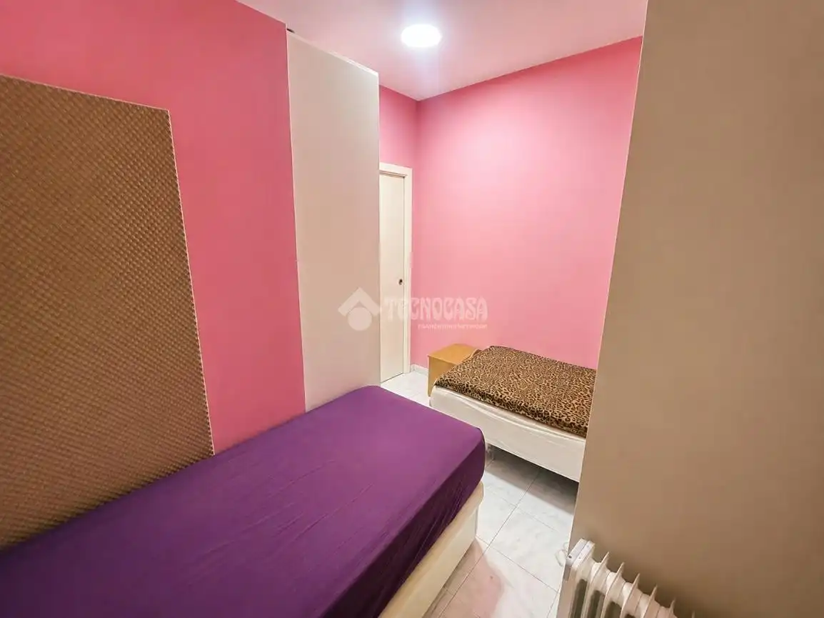 Habitación de Local en venta en Puente de Vallecas