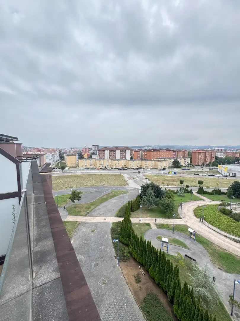 Vista exterior de Ático en venta en Avilés con Calefacción, Parquet y Terraza