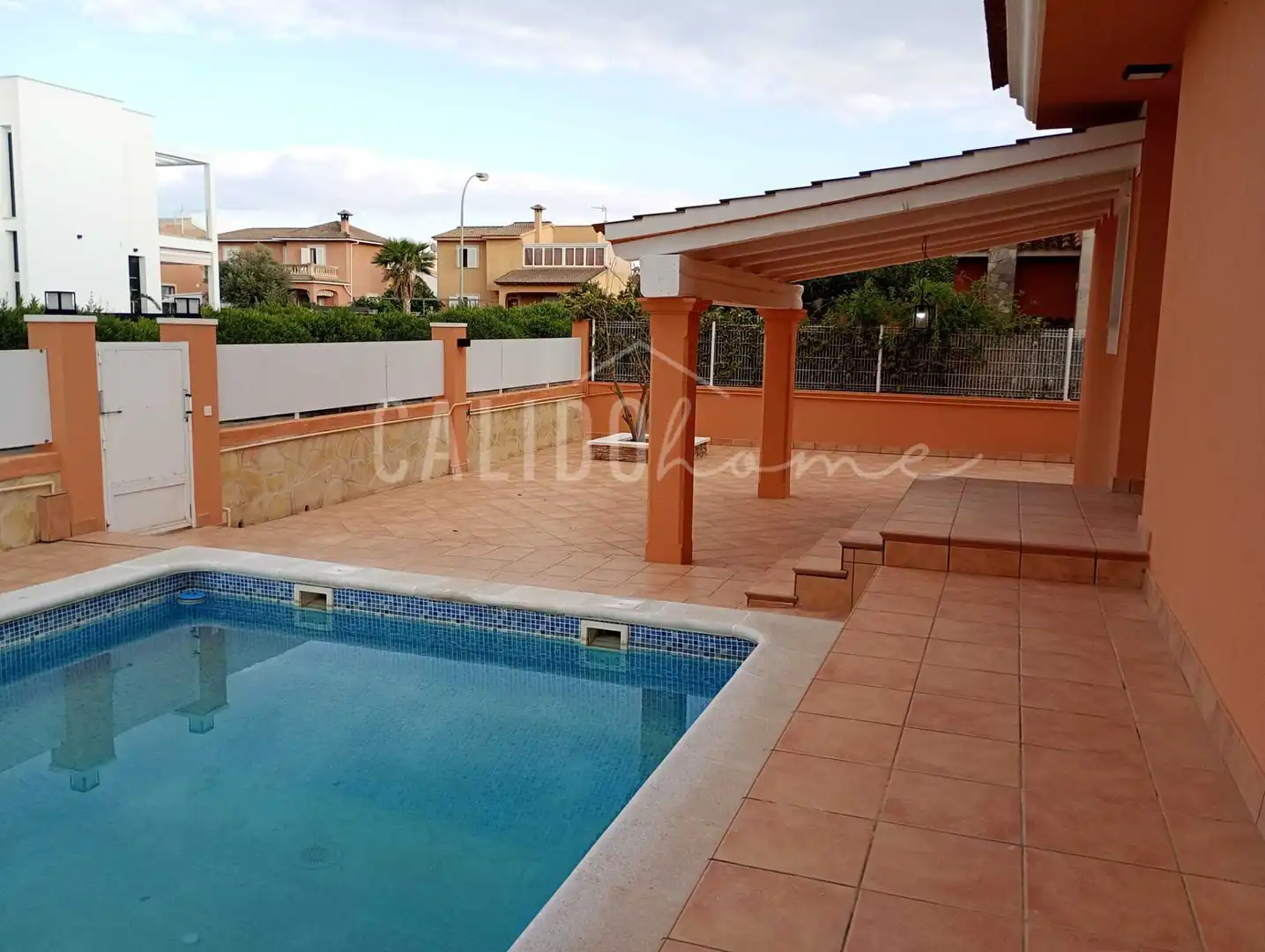 Schwimmbecken von Einfamilien-Reihenhaus zum Verkauf in Marratxí mit Klimaanlage, Heizung und Privatgarten