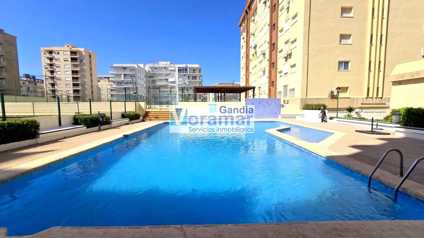 Piscina de Apartament de lloguer en Gandia amb Aire condicionat, Terrassa i Moblat
