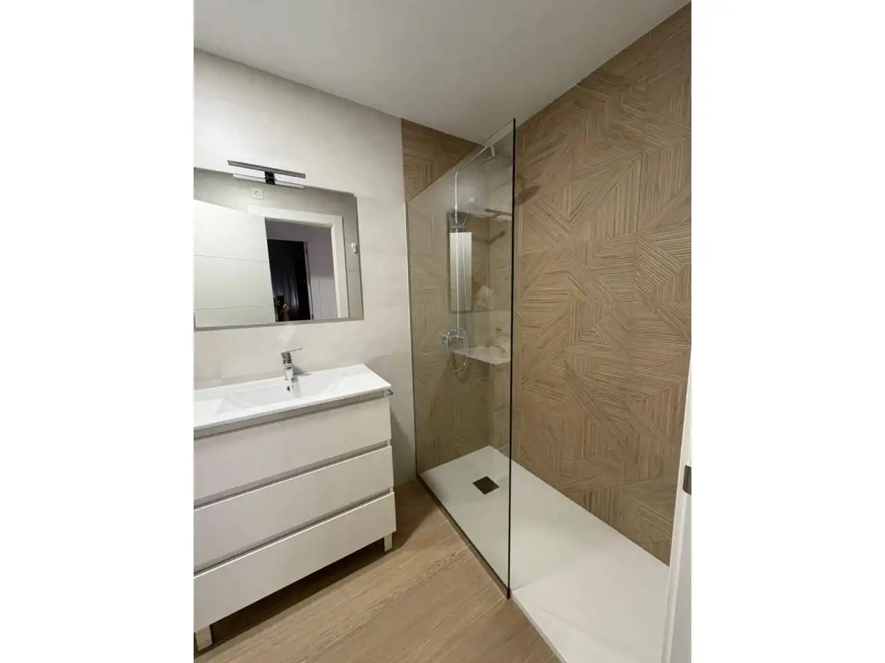 Bathroom of Flat for rent in Granada  with Parquet flooring, Storage room and Furnished