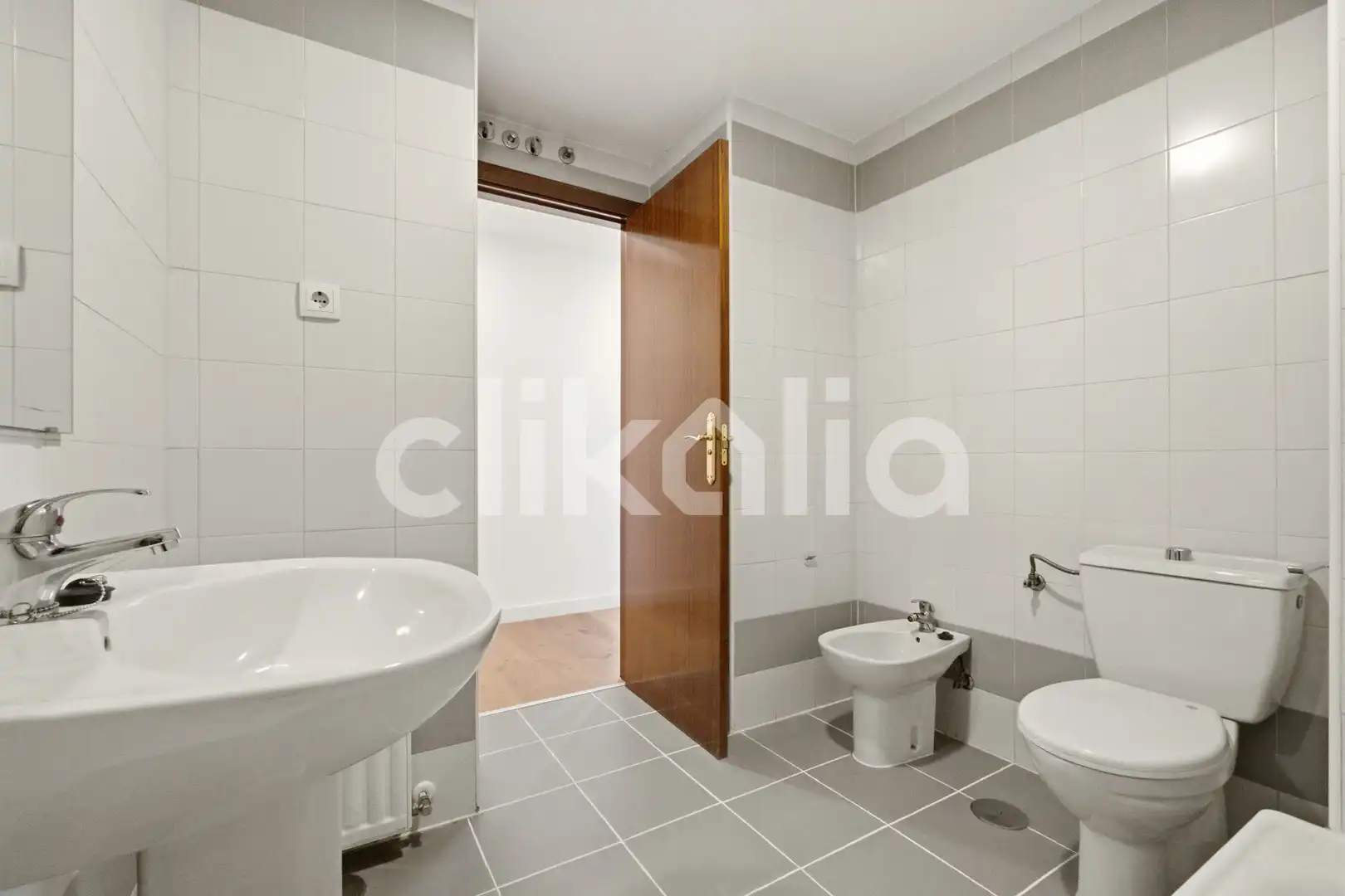 Baño de Piso de alquiler en Madrid con Calefacción, Trastero y Piscina