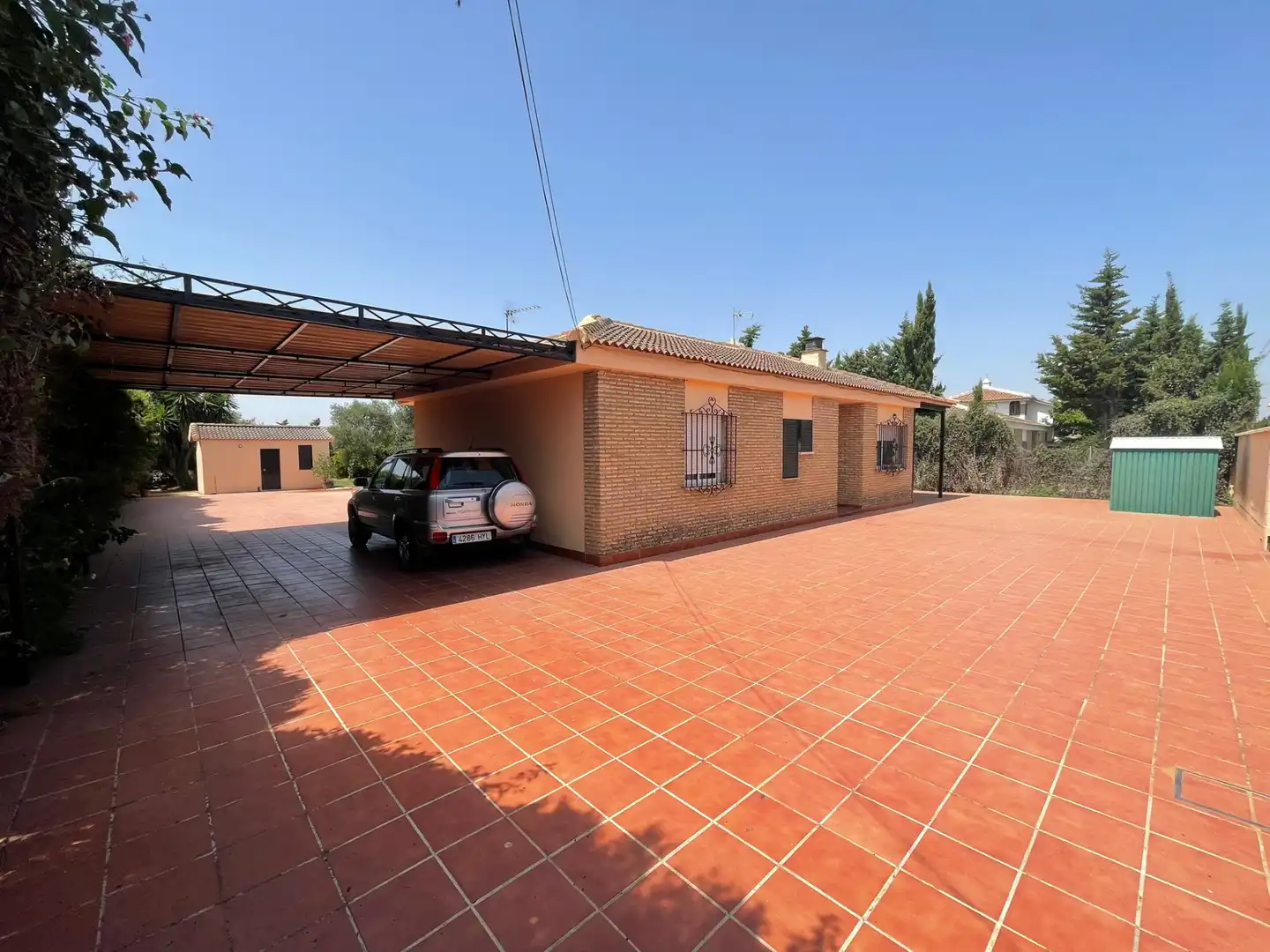 Vista exterior de Casa o chalet en venta en Palomares del Río con Jardín privado, Piscina y Amueblado