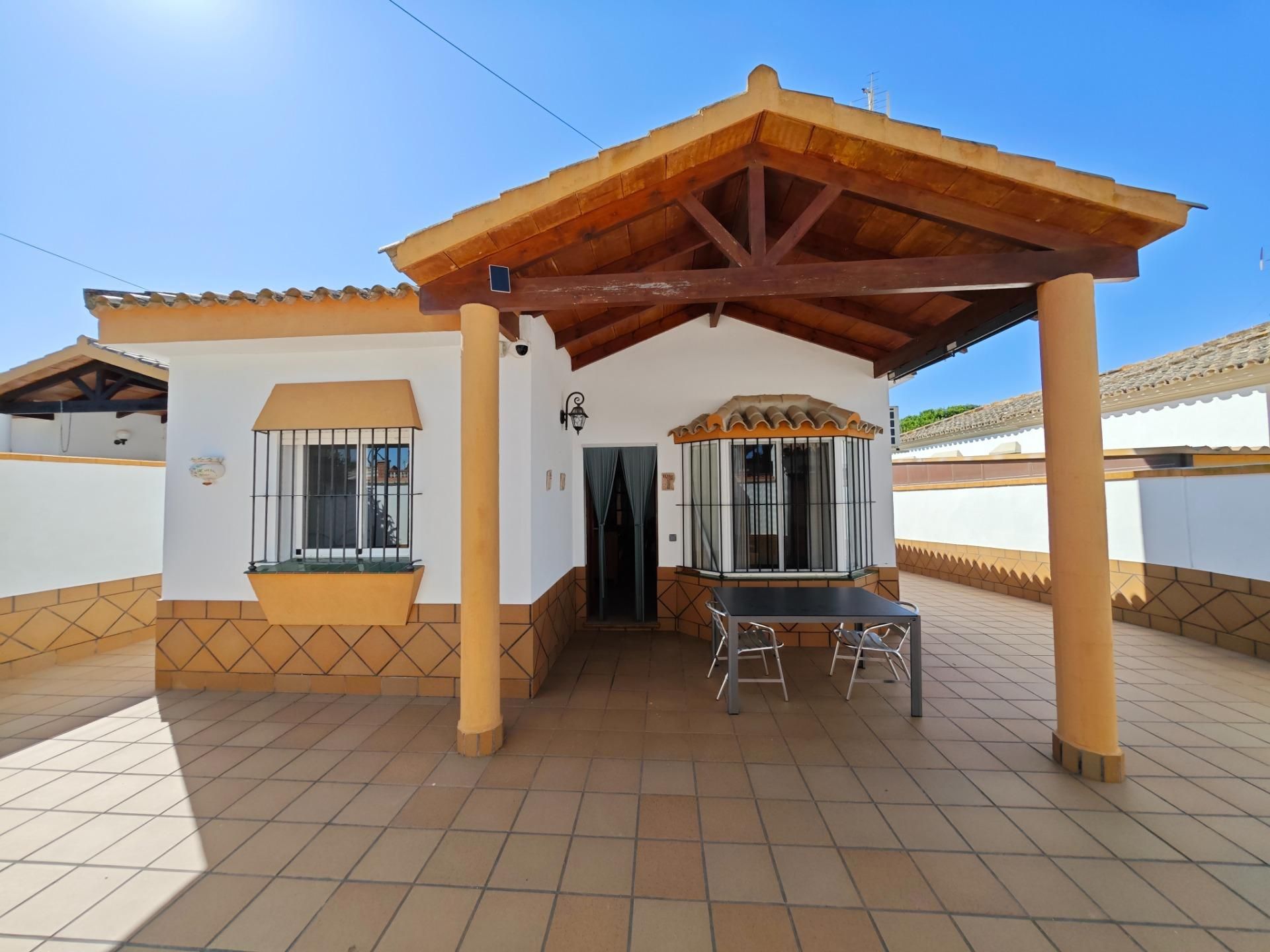 Vista exterior de Casa o xalet en venda en Chiclana de la Frontera amb Aire condicionat, Calefacció i Jardí privat