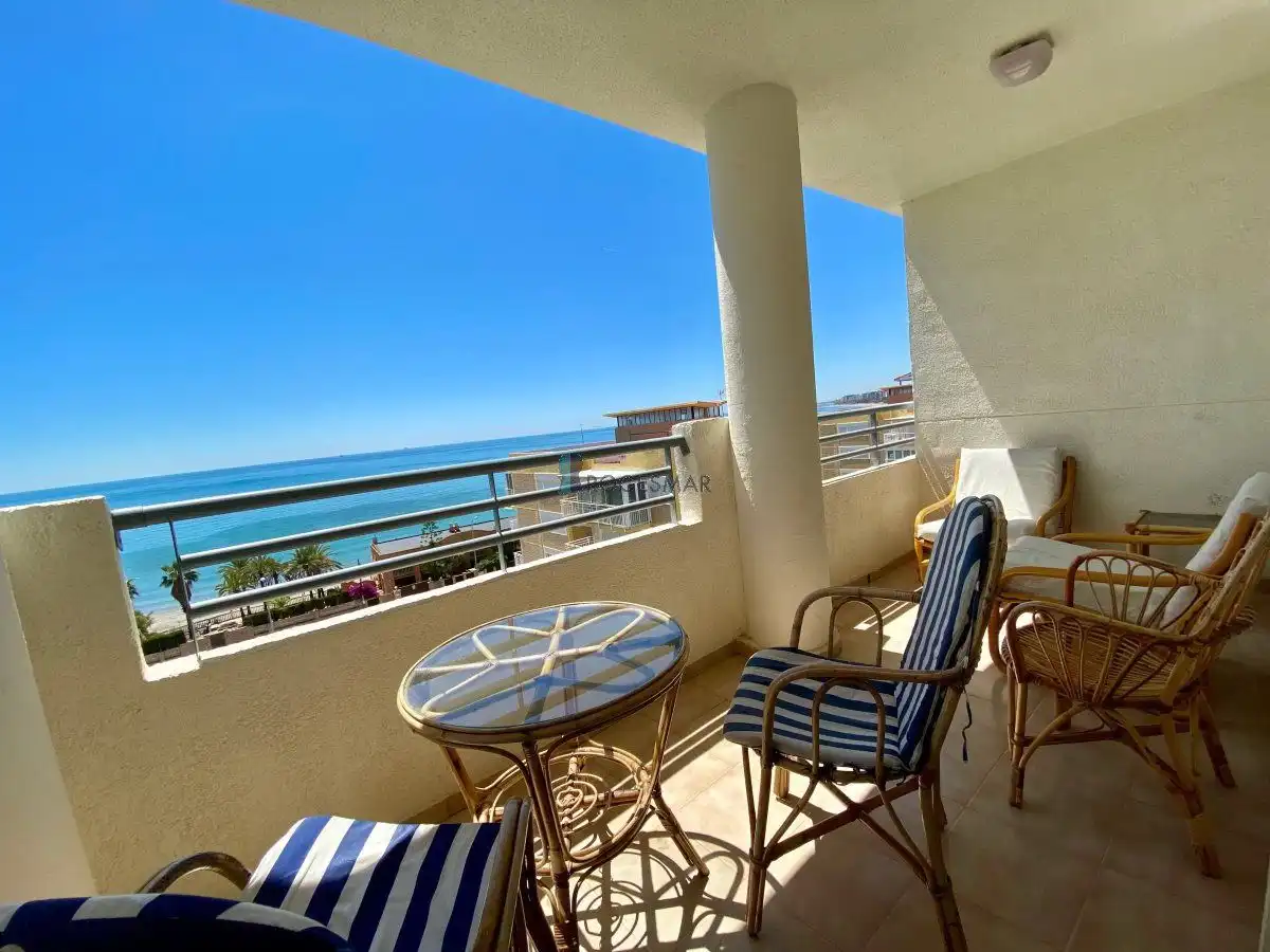 Terraza de Apartamento de alquiler en Benicasim / Benicàssim con Amueblado y Piscina comunitaria