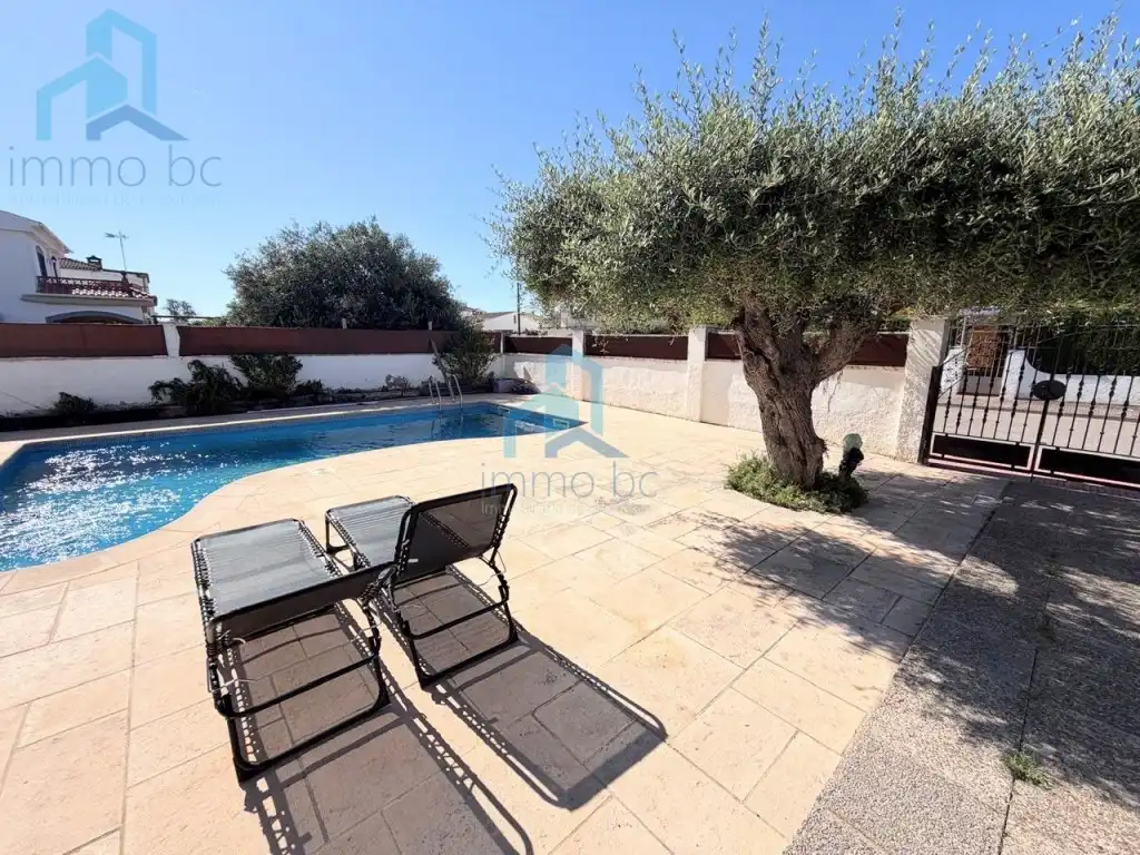 Swimming pool of Detached homes for sale in Creixell