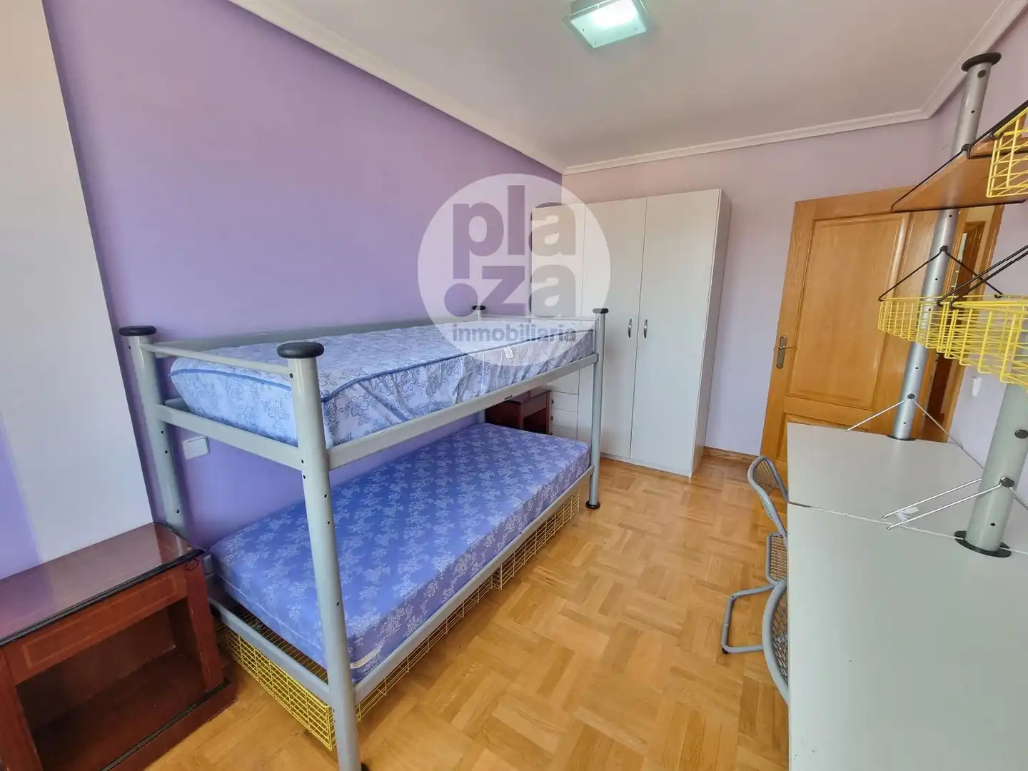 Habitación de Casa adosada en venta en Burgos con Calefacción y Jardín privado