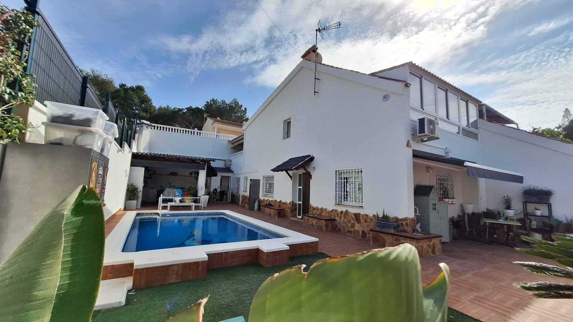 Vista exterior de Casa o xalet en venda en Torrevieja amb Calefacció, Jardí privat i Terrassa