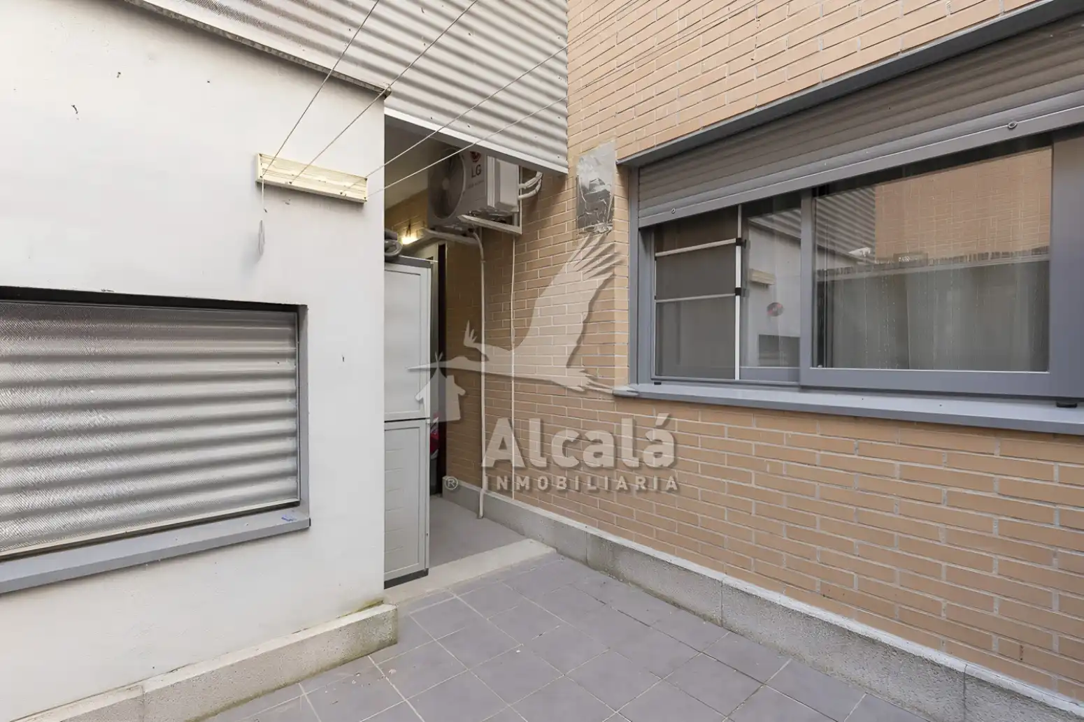 Außenansicht von Wohnung zum Verkauf in Villalbilla mit Klimaanlage, Heizung und Terrasse
