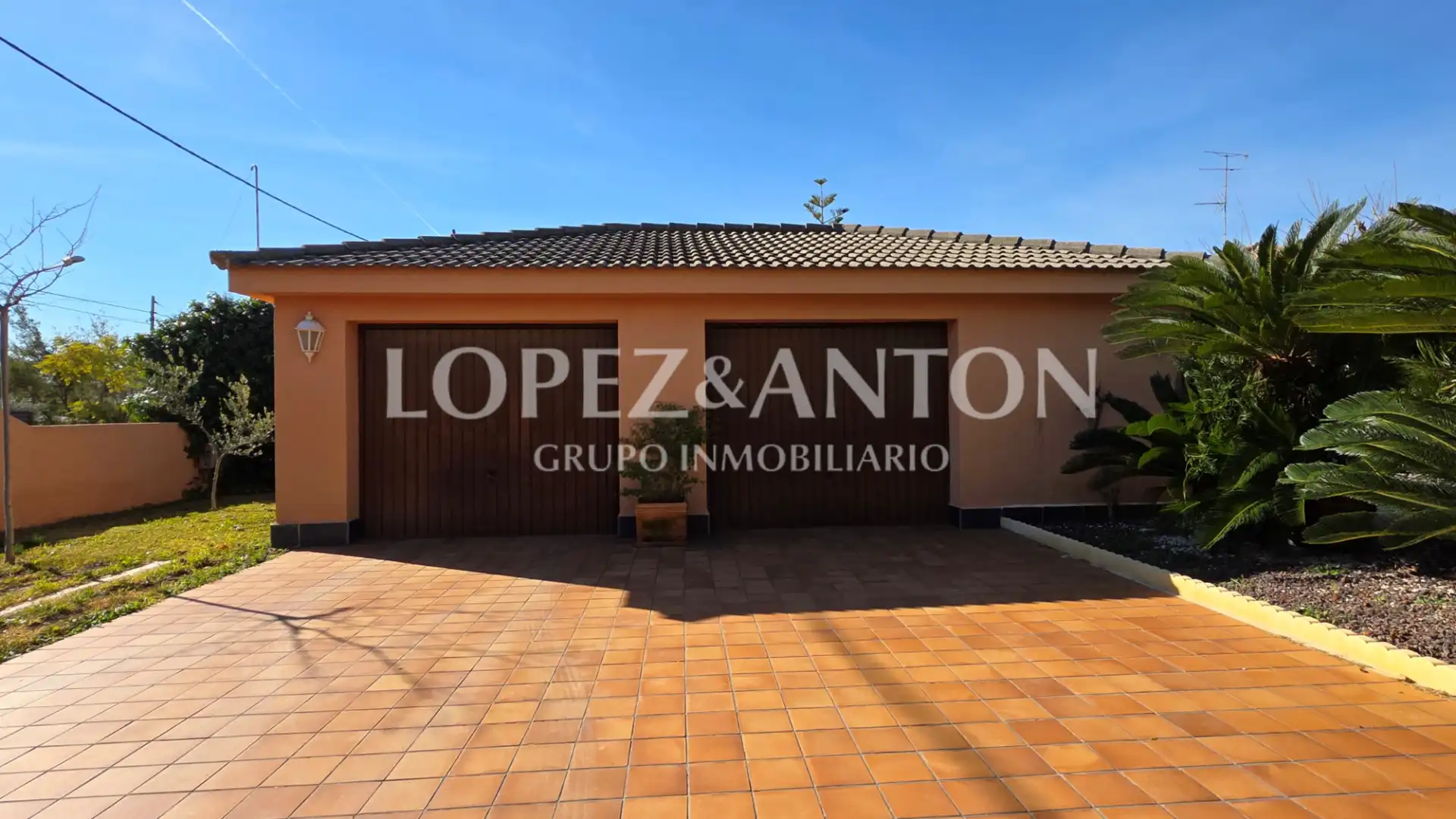 Vista exterior de Casa o xalet en venda en La Pobla de Vallbona amb Aire condicionat, Calefacció i Jardí privat