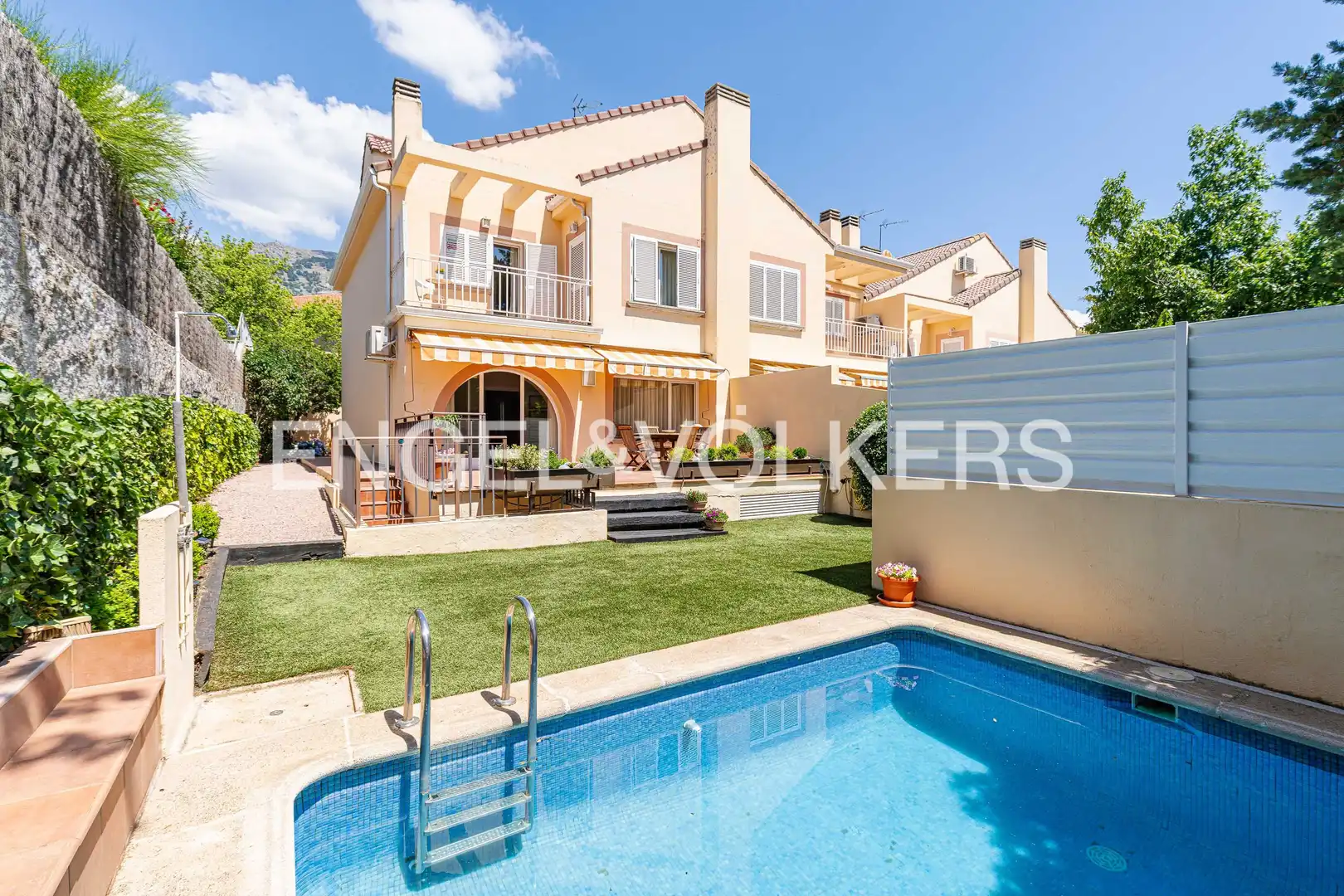 Exterior view of Detached homes for sale in El Escorial  with Heating, Private garden and Terrace