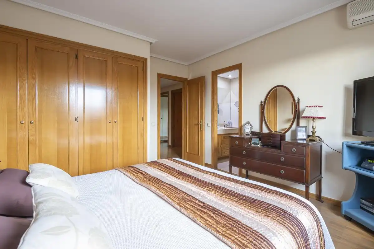 Habitación de Casa adosada en venta en Madrid con Aire acondicionado, Calefacción y Jardín privado
