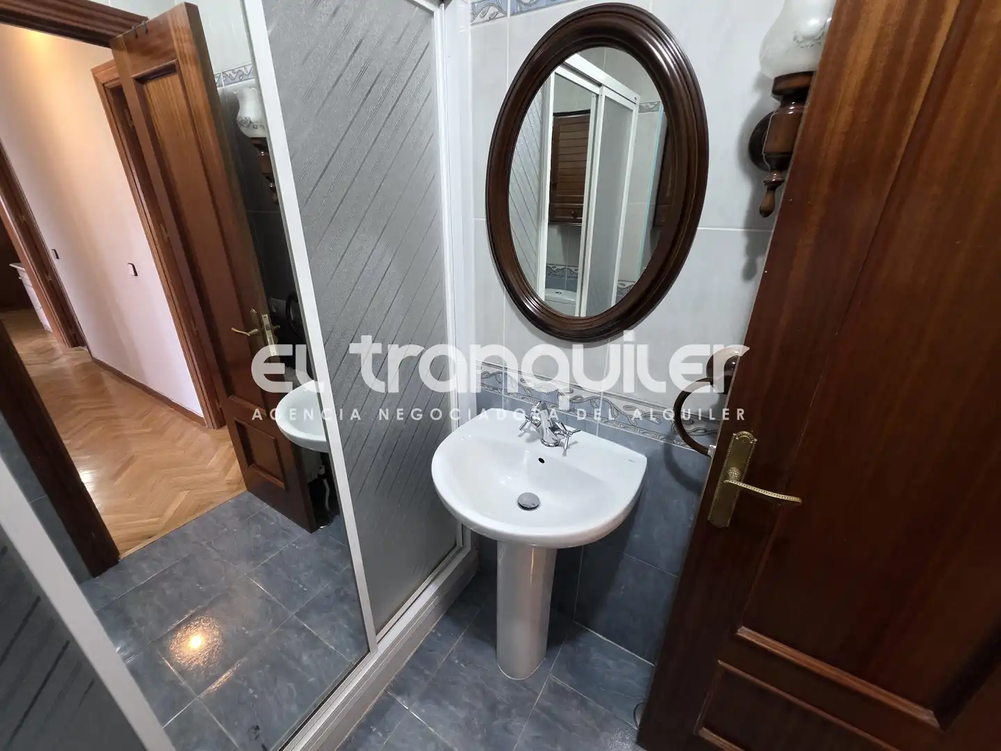 Bathroom of Flat for rent in Madrid  with Parquet flooring, Terrace and Furnished