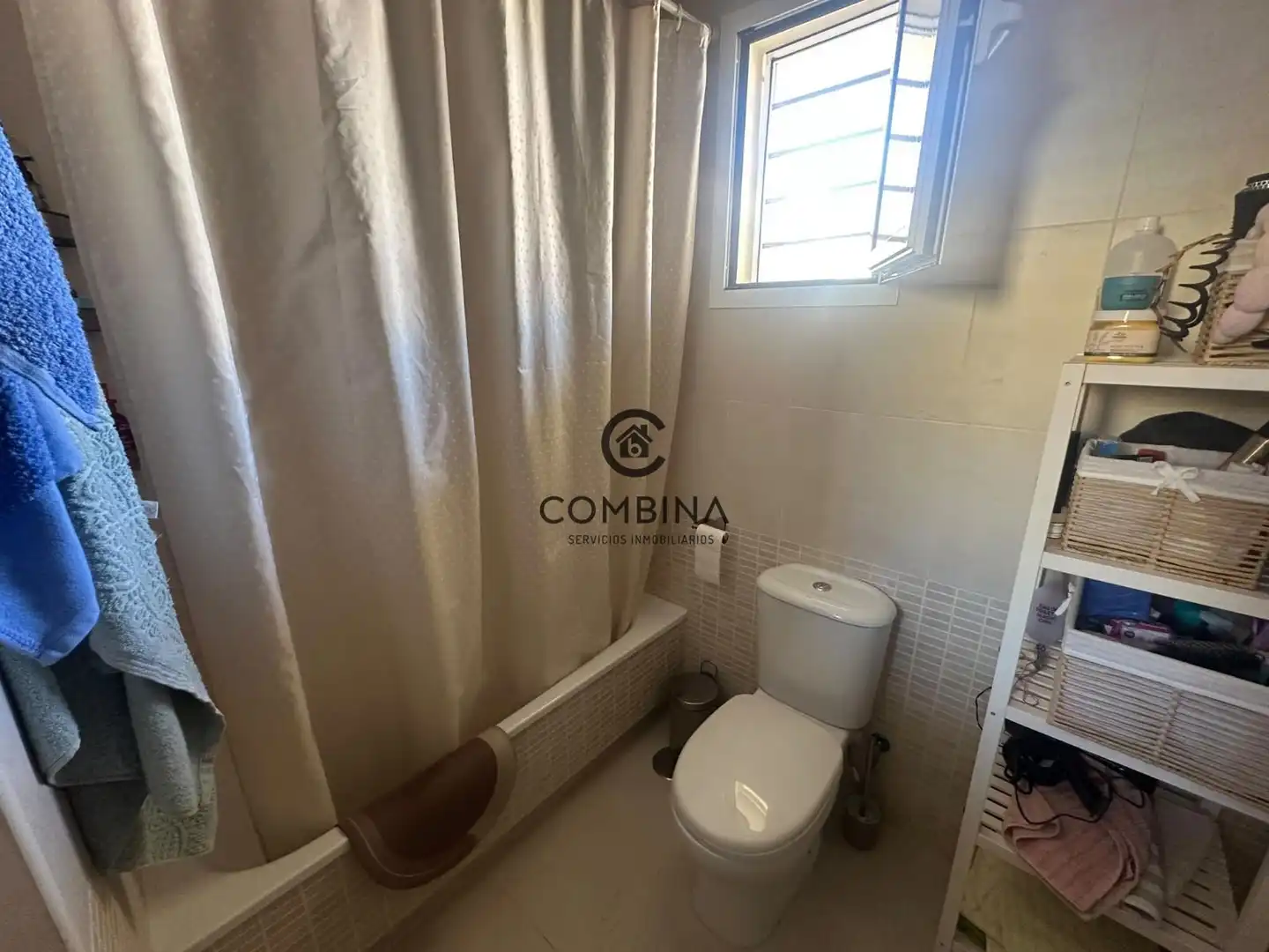 Badezimmer von Einfamilien-Reihenhaus zum Verkauf in Camas mit Klimaanlage, Terrasse und Abstellraum