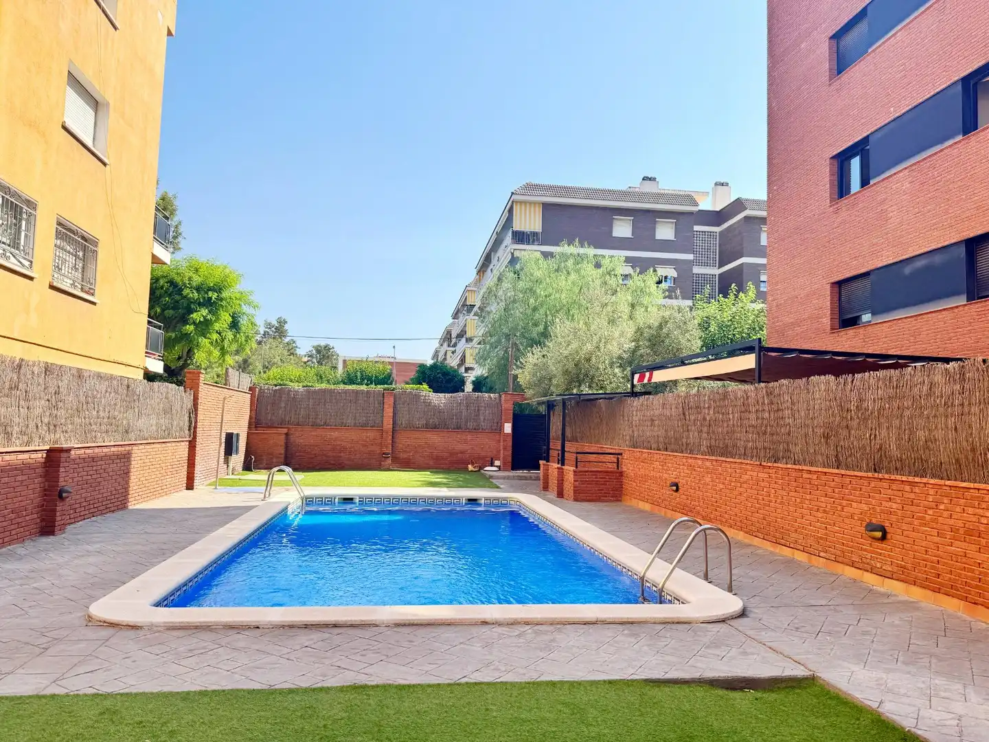 Piscina de Piso en venta en Castelldefels con Aire acondicionado, Jardín privado y Amueblado