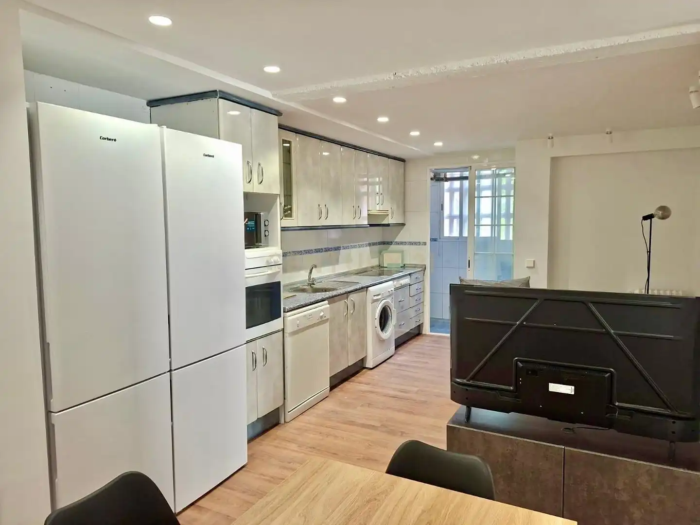 Cuina de Apartament per a compartir en Madrid amb Aire condicionat, Forn i Rentadora