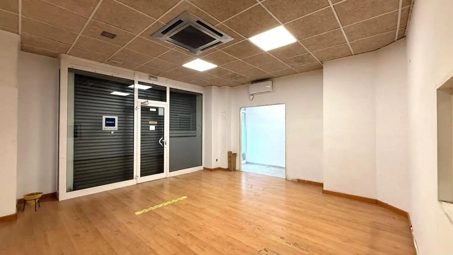 Local comercial de lloguer a Montigalà - Sant Crist