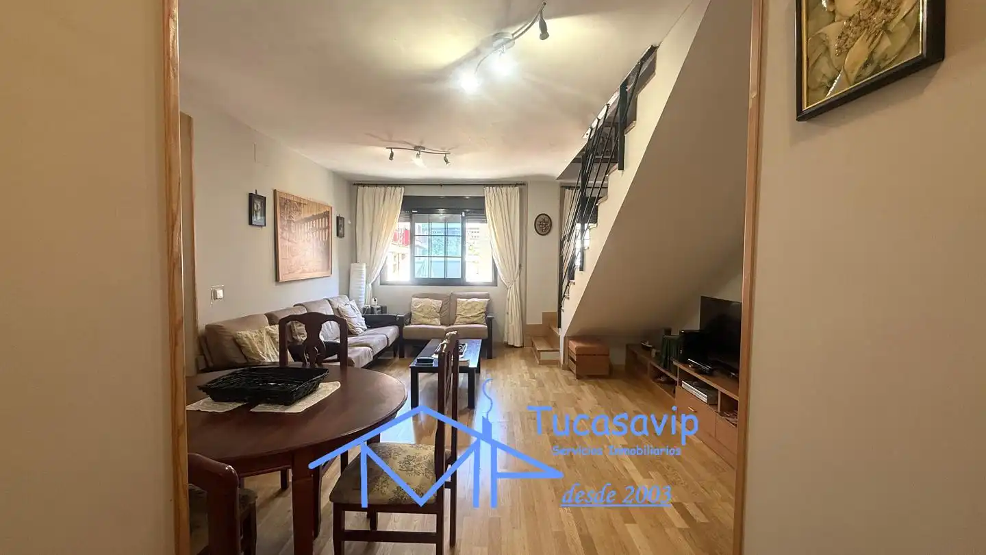 Sala de estar de Dúplex en venta en El Hoyo de Pinares  con Calefacción y Amueblado